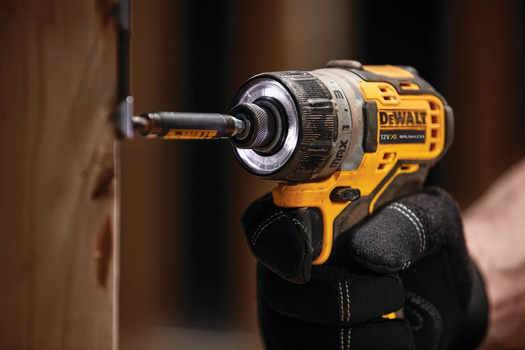 12V XR hiiliharjaton Sub-Compact ruuvinväännin - 2 X 2Ah