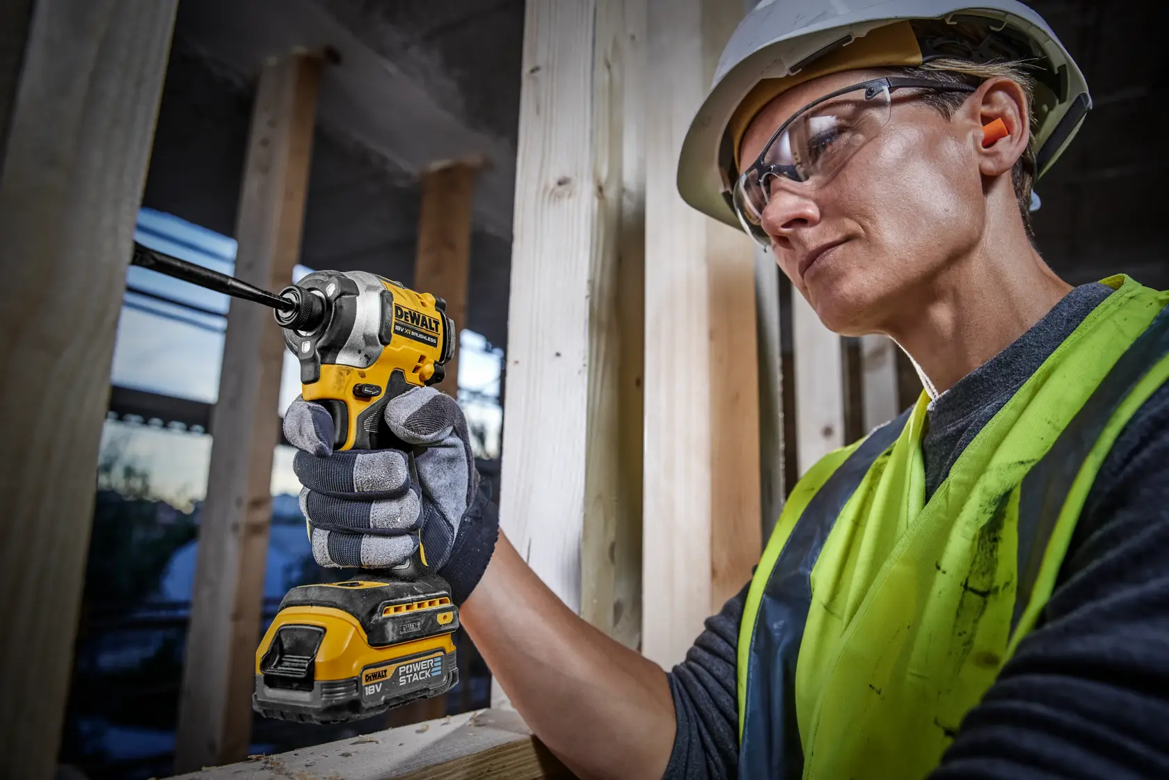 18V XR hiiliharjaton kompakti iskuruuvinväännin, 1 X POWERSTACK Compact -akku