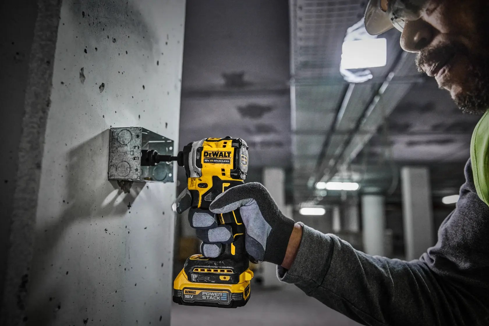 18V XR hiiliharjaton kompakti iskuruuvinväännin, 2 x POWERSTACK Compact -akku