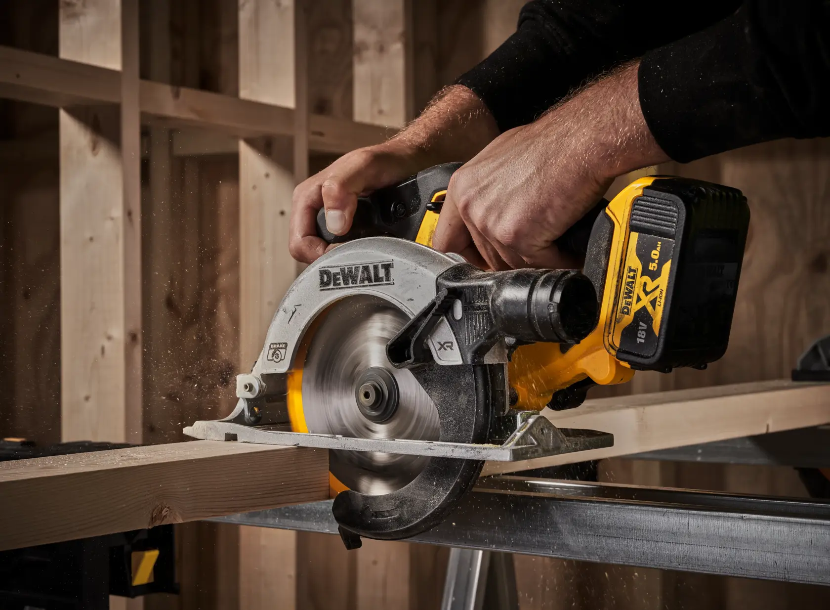 18V XR 165 mm pyörösaha, 2 x 5,0 Ah