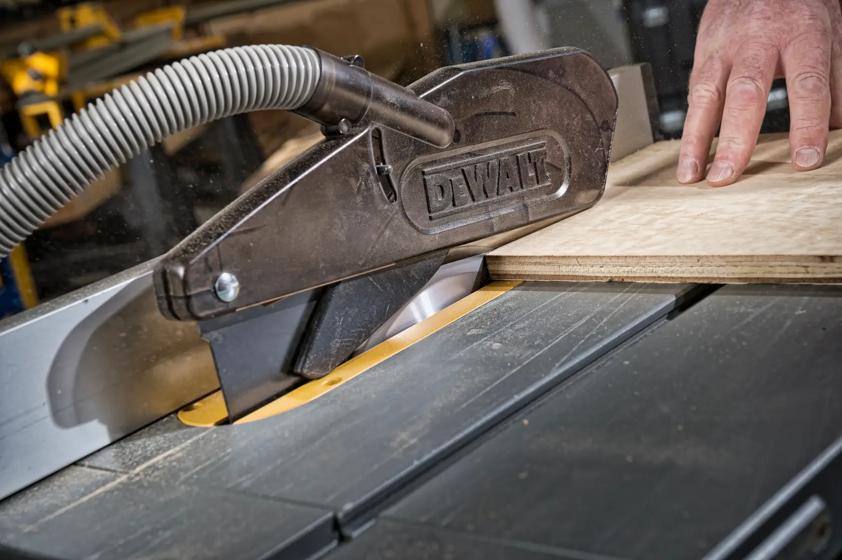 Gráfico mostrando a marca DEWALT XTREME Sub-Compact Series com o slogan 'Compacto e cheio de desempenho' em um fundo amarelo.