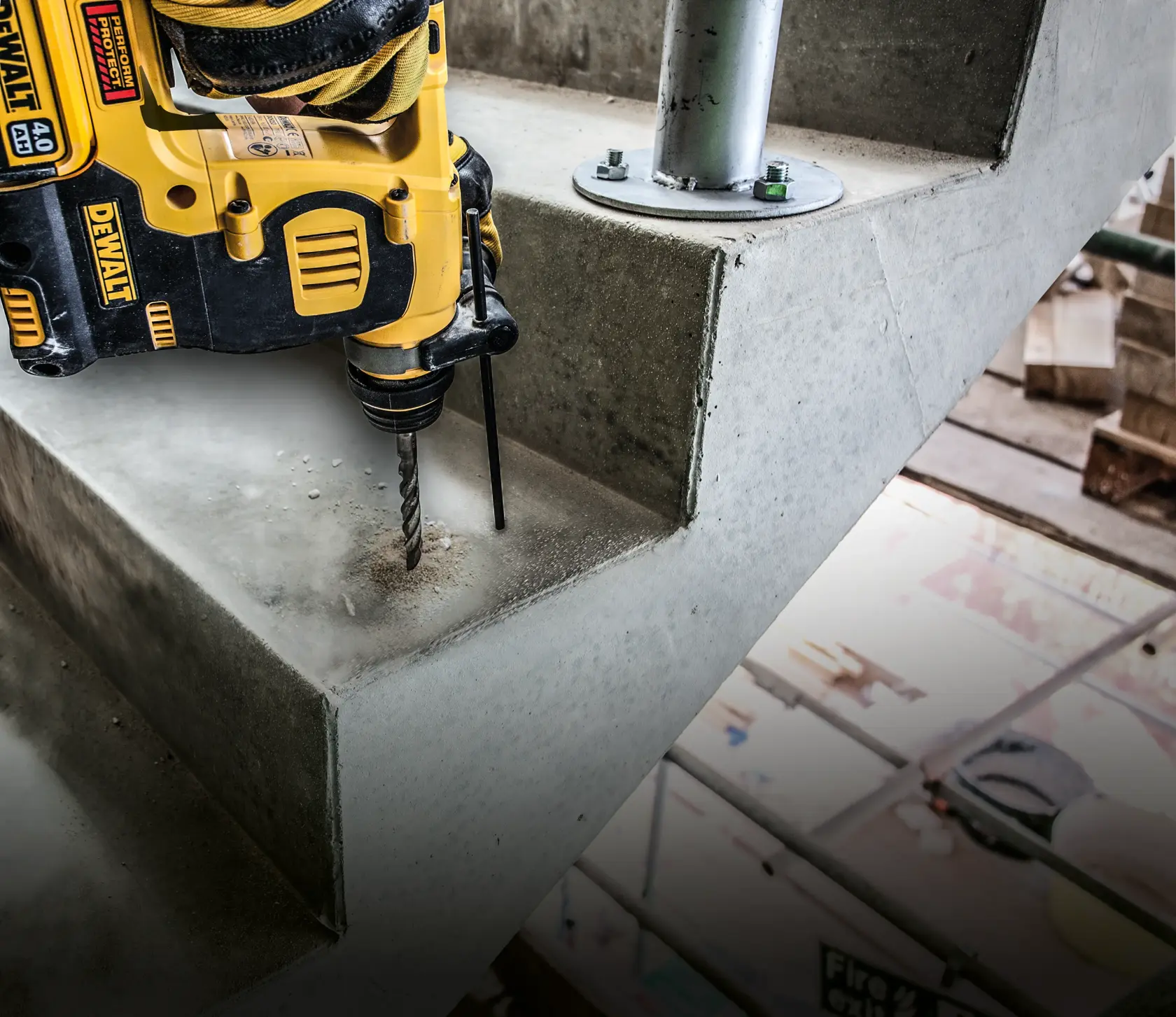 Taladro DEWALT perforando un escalón de hormigón en una obra de construcción.
