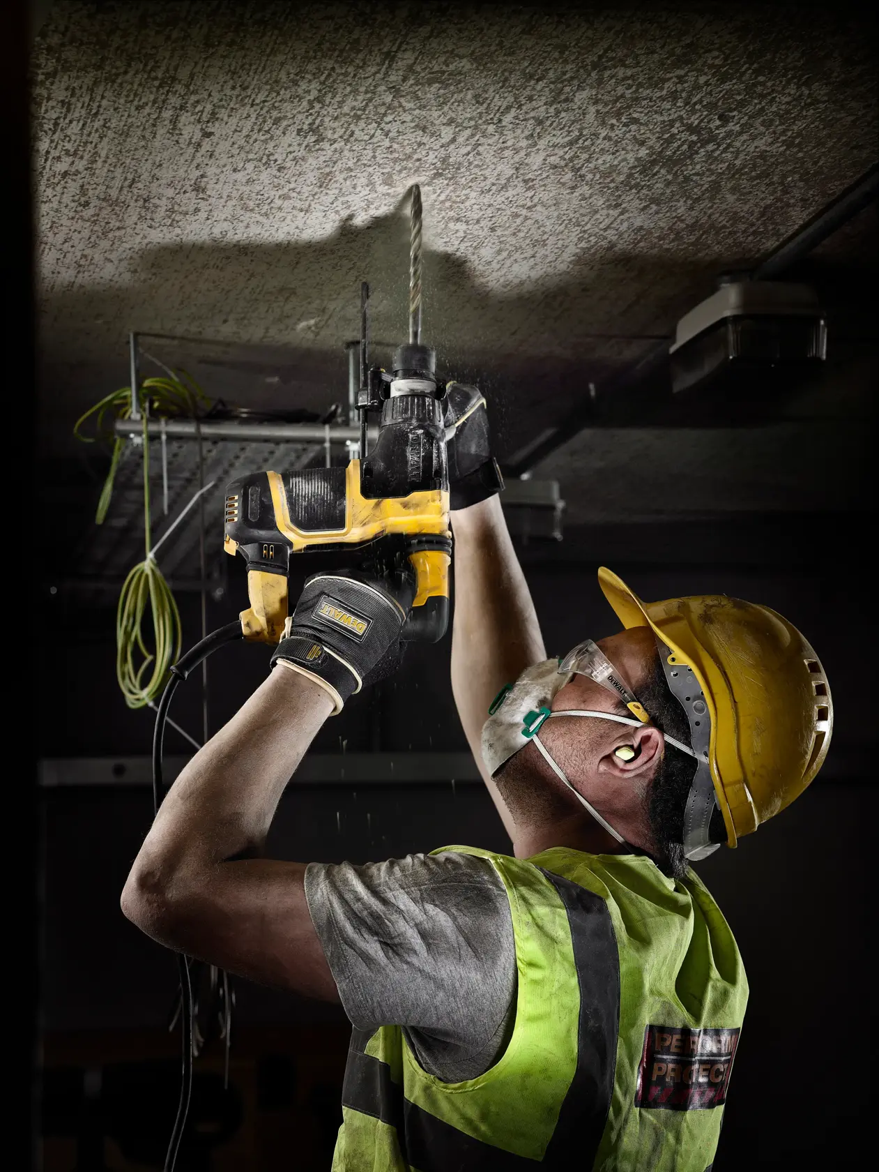 Trabajador usa taladro DEWALT DT9541, DT9541-QZ en el techo. Categoría fotografía.
