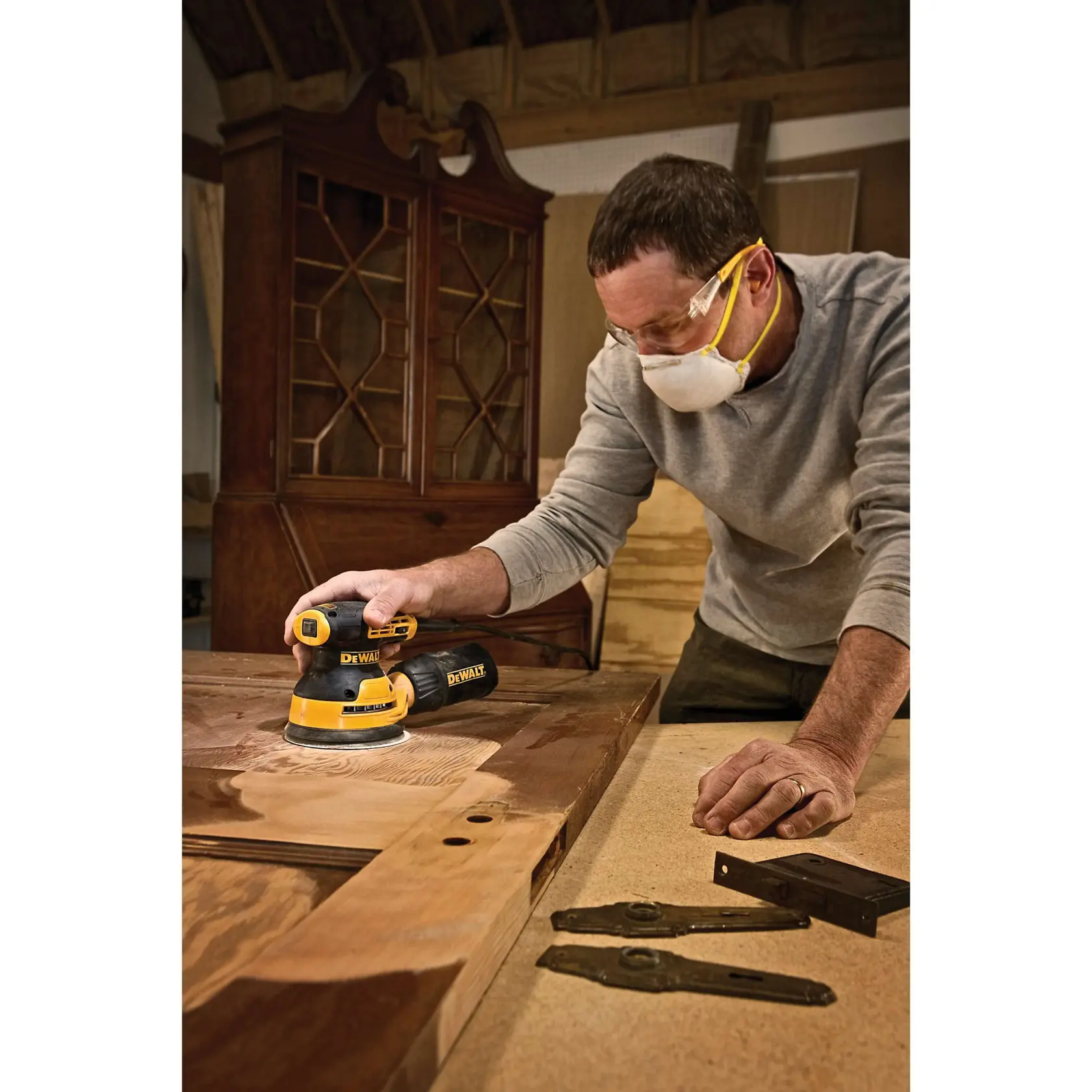 DEWALT DWE6423 5 inch variable speed random orbital sander with a dust bag attached, displayed on a white background with a list of included items.