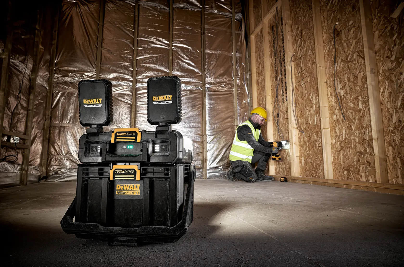 DEWALT® TOUGHSYSTEM® 2.0 säädettävä työvalo säilytystilalla