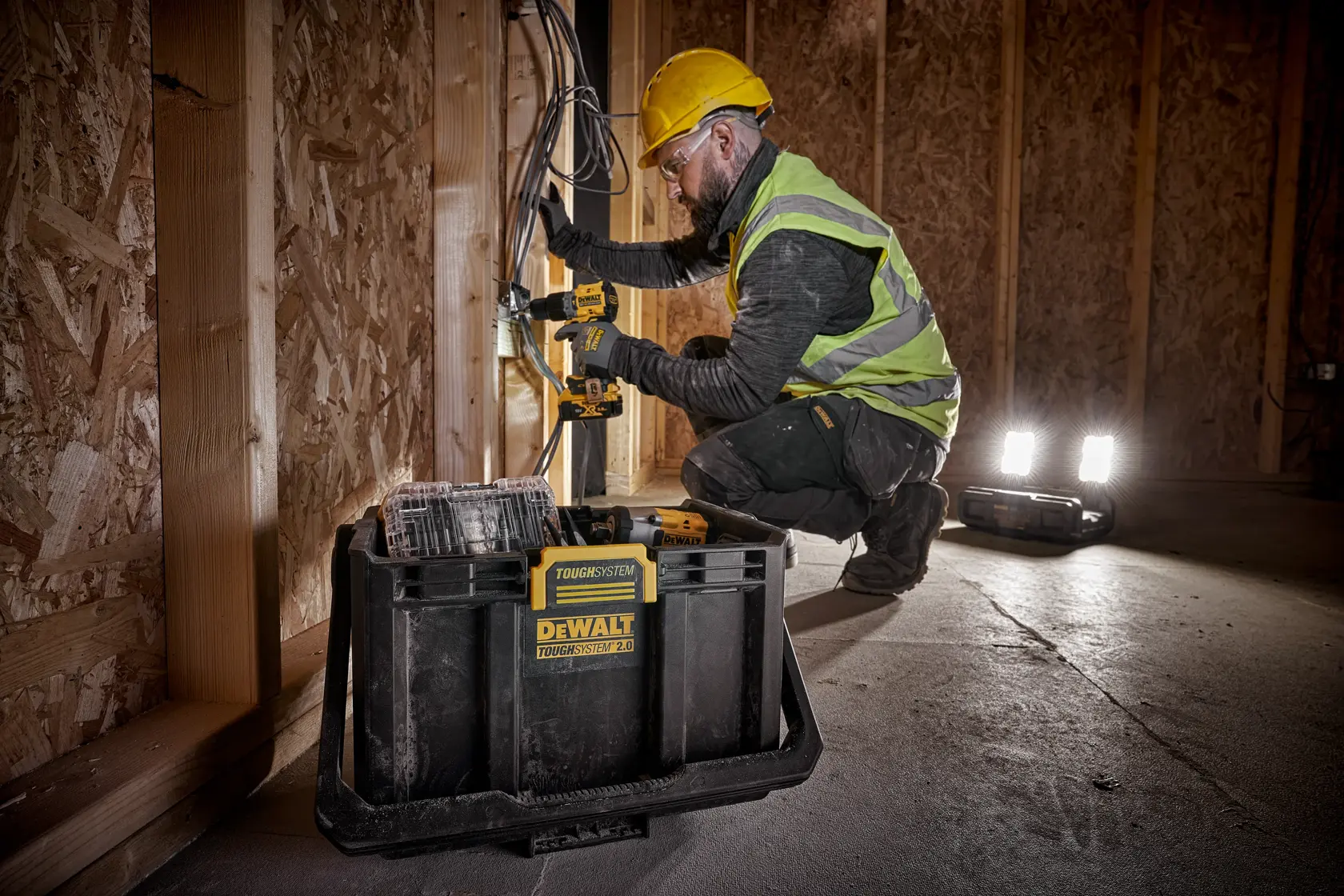 DEWALT® TOUGHSYSTEM® 2.0 säädettävä työvalo säilytystilalla