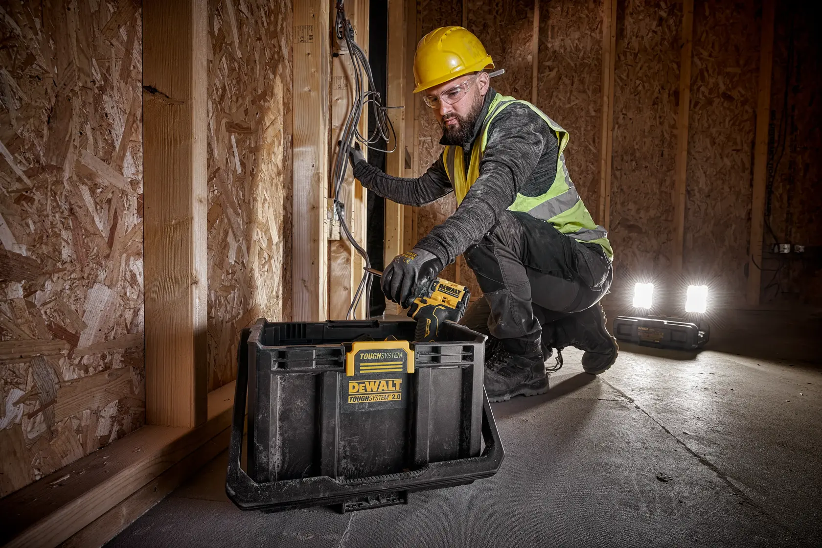 DEWALT® TOUGHSYSTEM® 2.0 säädettävä työvalo säilytystilalla