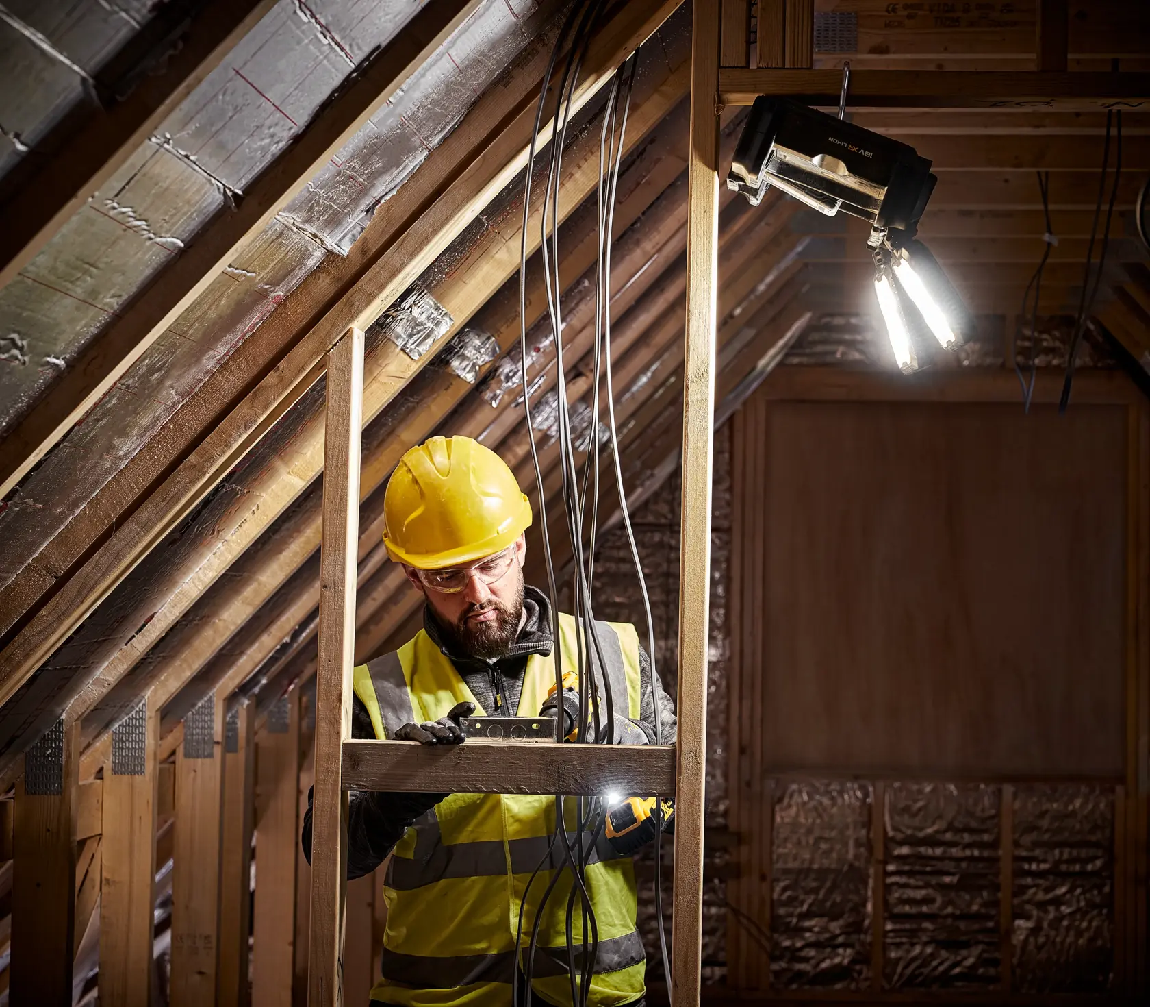 DEWALT® TOUGHSYSTEM® 2.0 säädettävä työvalo säilytystilalla