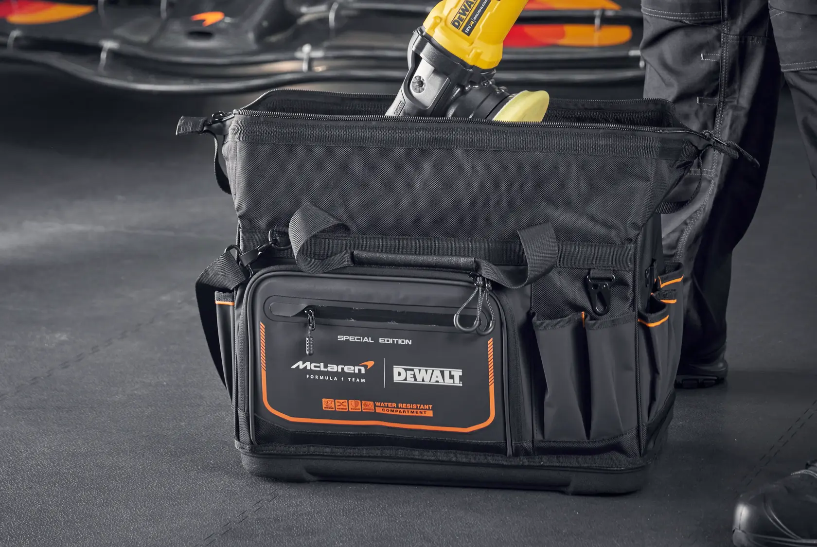 DEWALT x McLaren 20" työkalulaukku