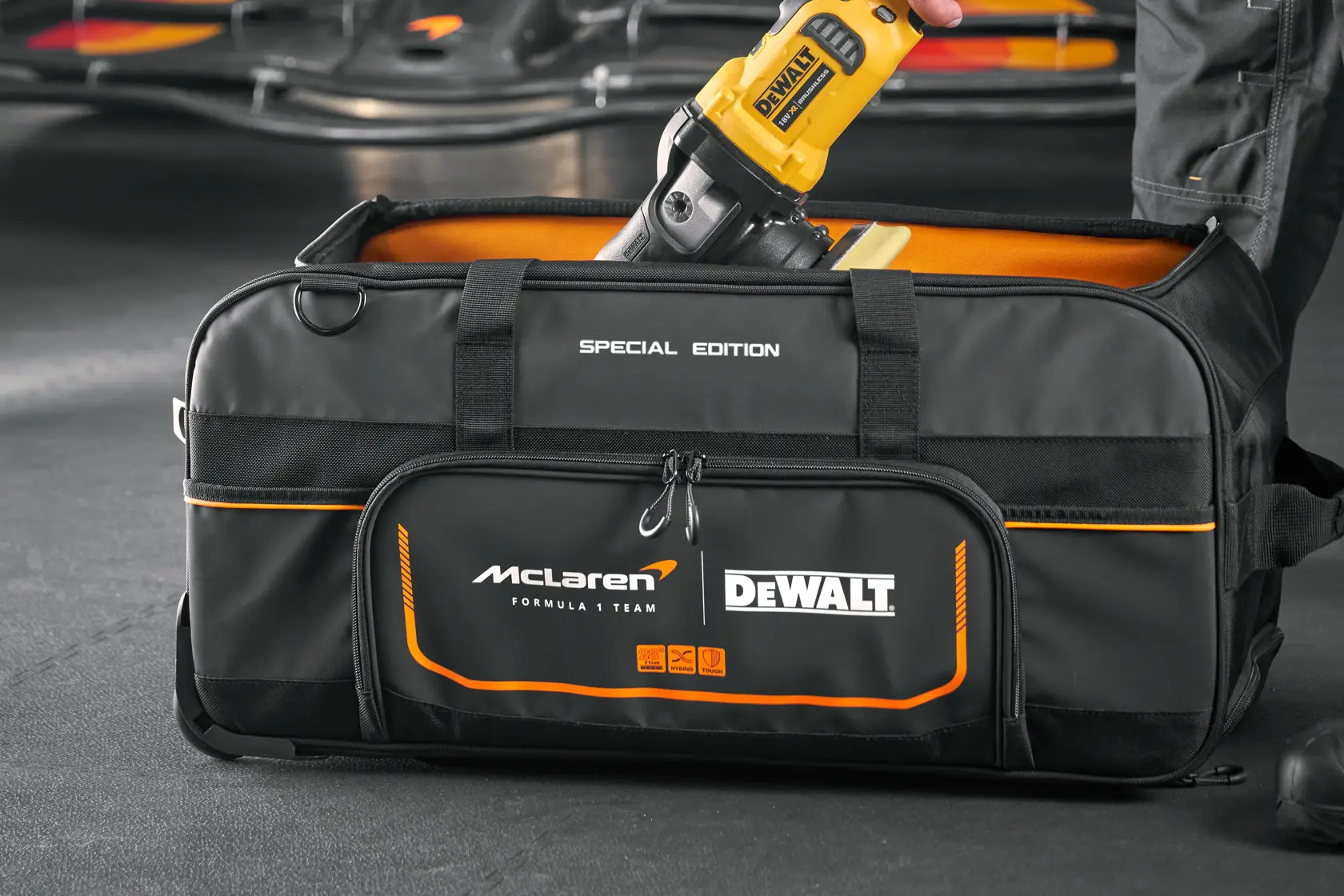 DEWALT x McLaren duffelilaukku